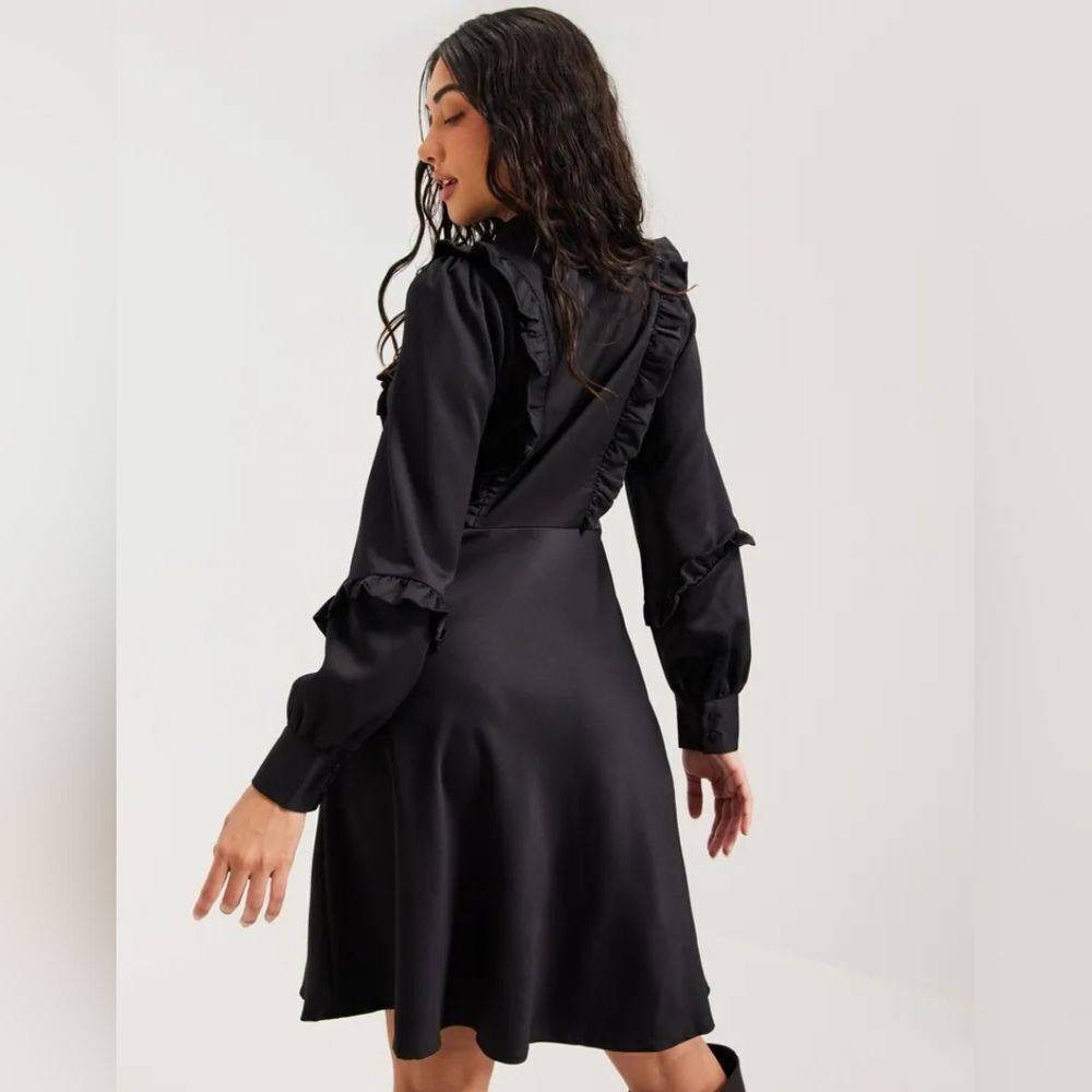 Yas Long Sleeve Flounce Dress. 🖤 Black Large
